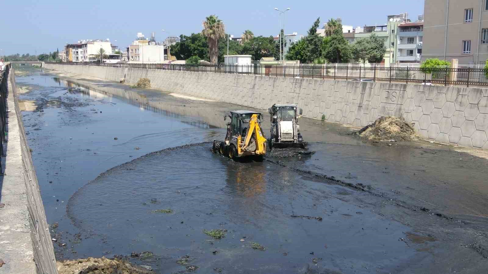 İskenderun’da HBB ekipleri Feyezan Kanalı’nda temizlik çalışması yapıyor
