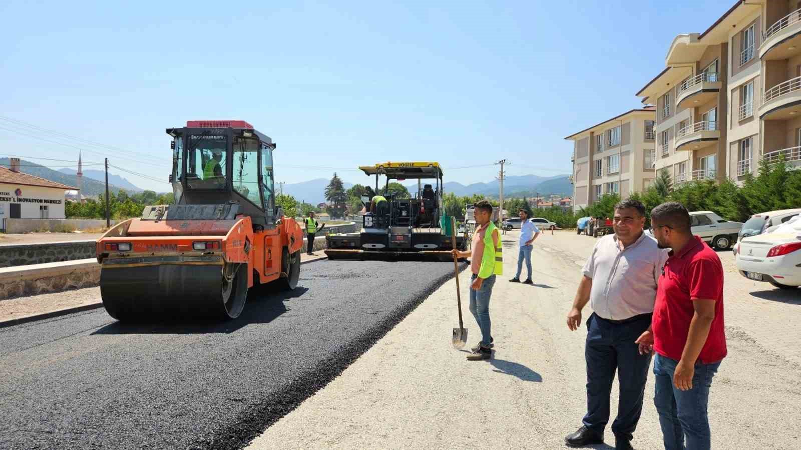 Sıcak asfalt Büyükşehirden, kaldırım döşemesi vatandaştan
