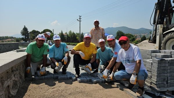 Sıcak asfalt Büyükşehirden, kaldırım döşemesi vatandaştan
