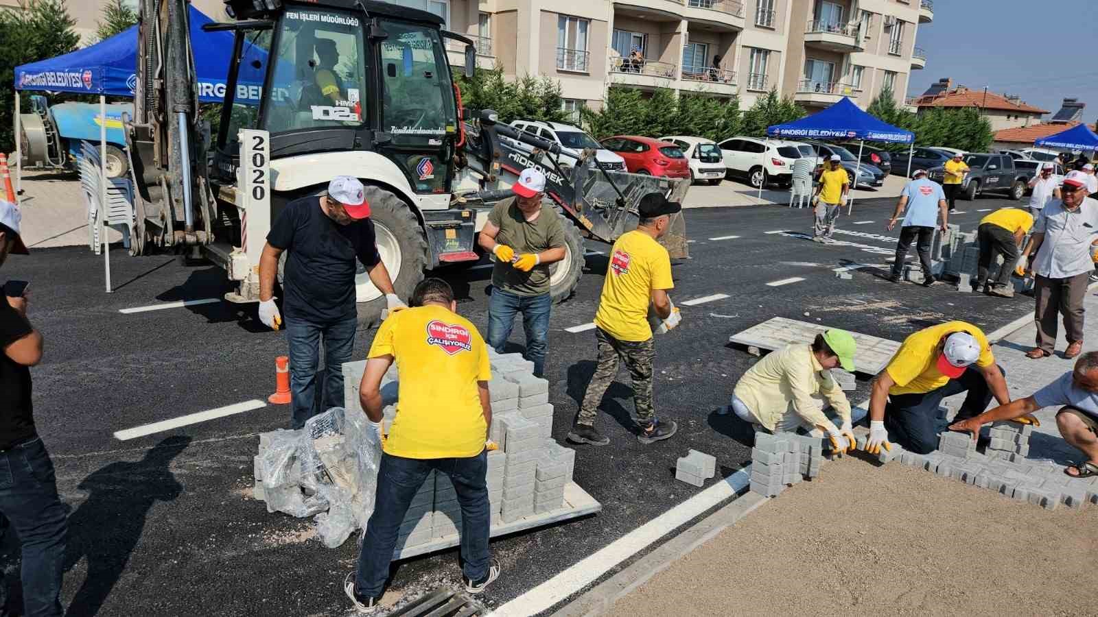 Sıcak asfalt Büyükşehirden, kaldırım döşemesi vatandaştan
