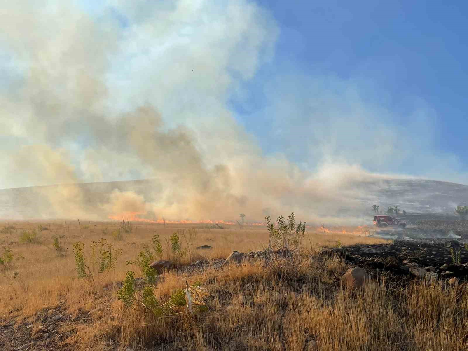 Malatya’da bir hektarlık alanda anız yangını
