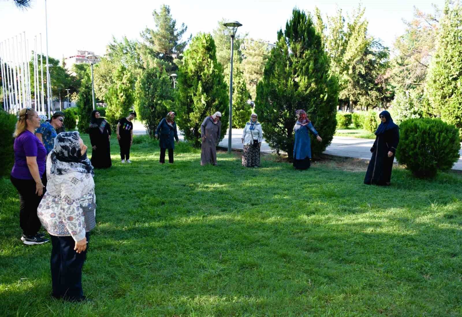 Diyarbakır’da parklarda eğitmenler eşliğinde ’Sabah sporları’ yapılıyor
