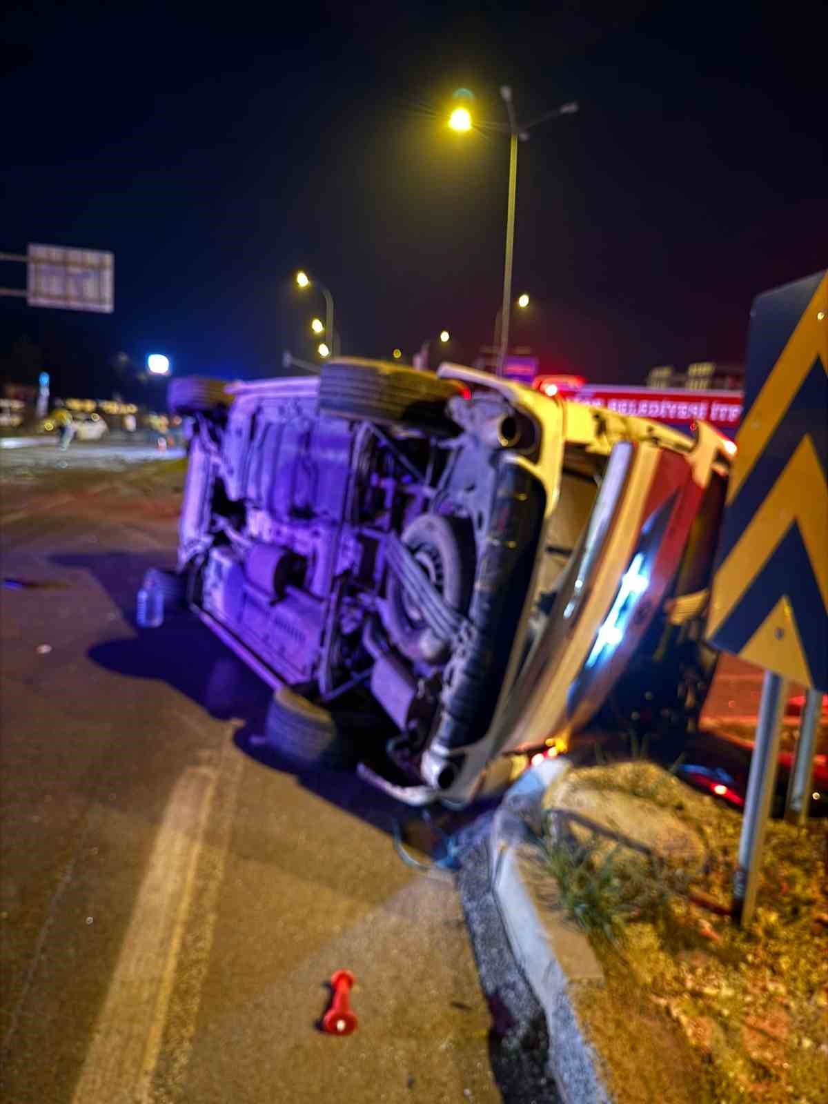 Niğde’de minibüs ile otomobil çarpıştı: 2 yaralı
