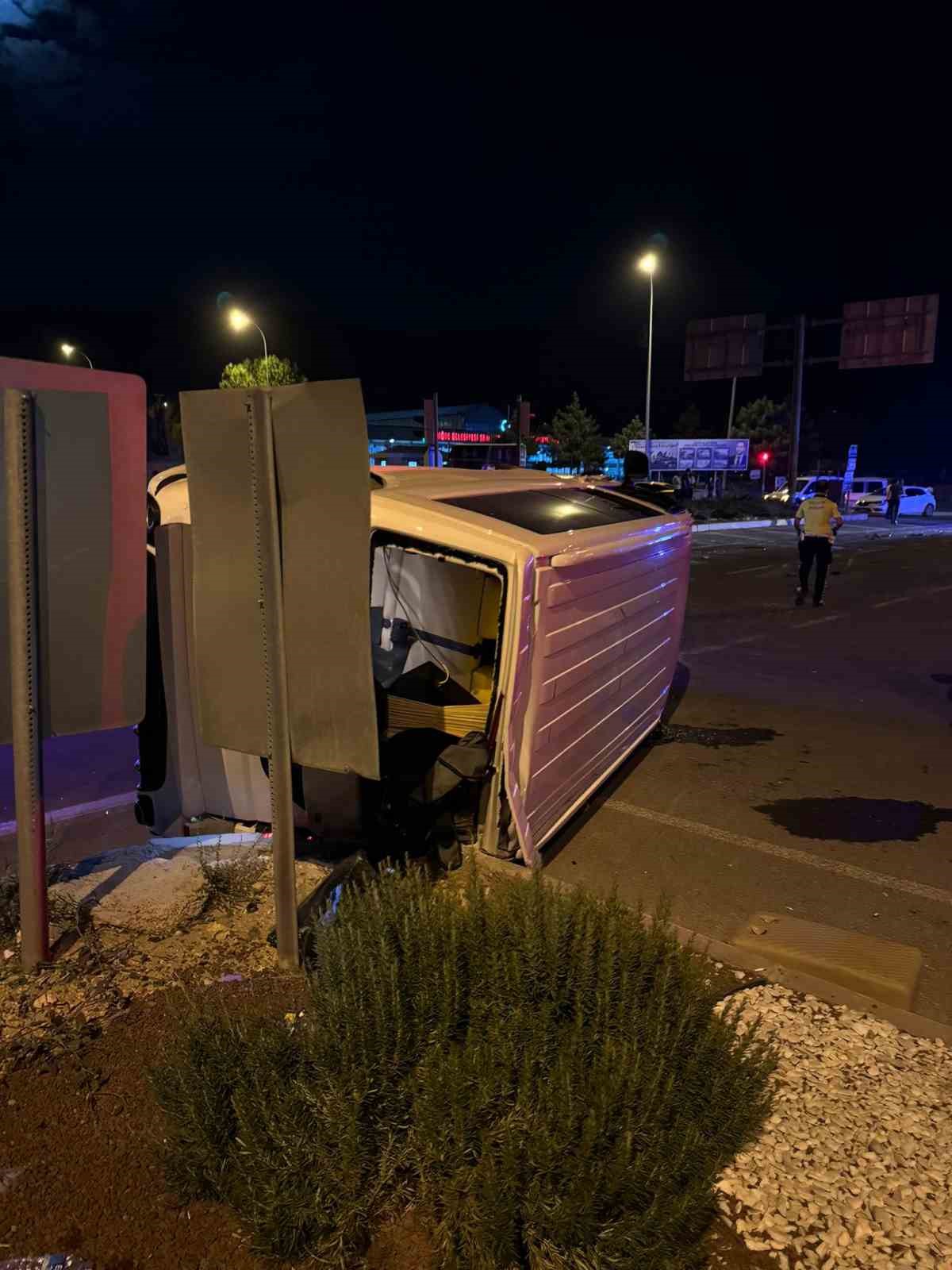 Niğde’de minibüs ile otomobil çarpıştı: 2 yaralı
