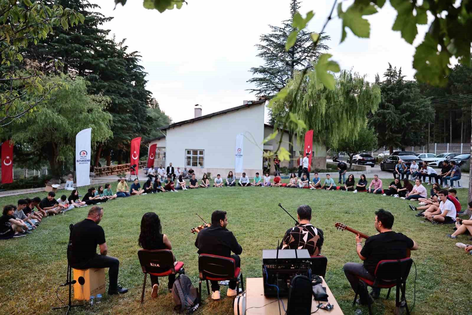 Başkan Çavuşoğlu, gençlerle halay çekti, oyun oynadı
