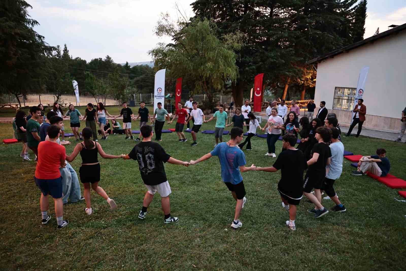 Başkan Çavuşoğlu, gençlerle halay çekti, oyun oynadı
