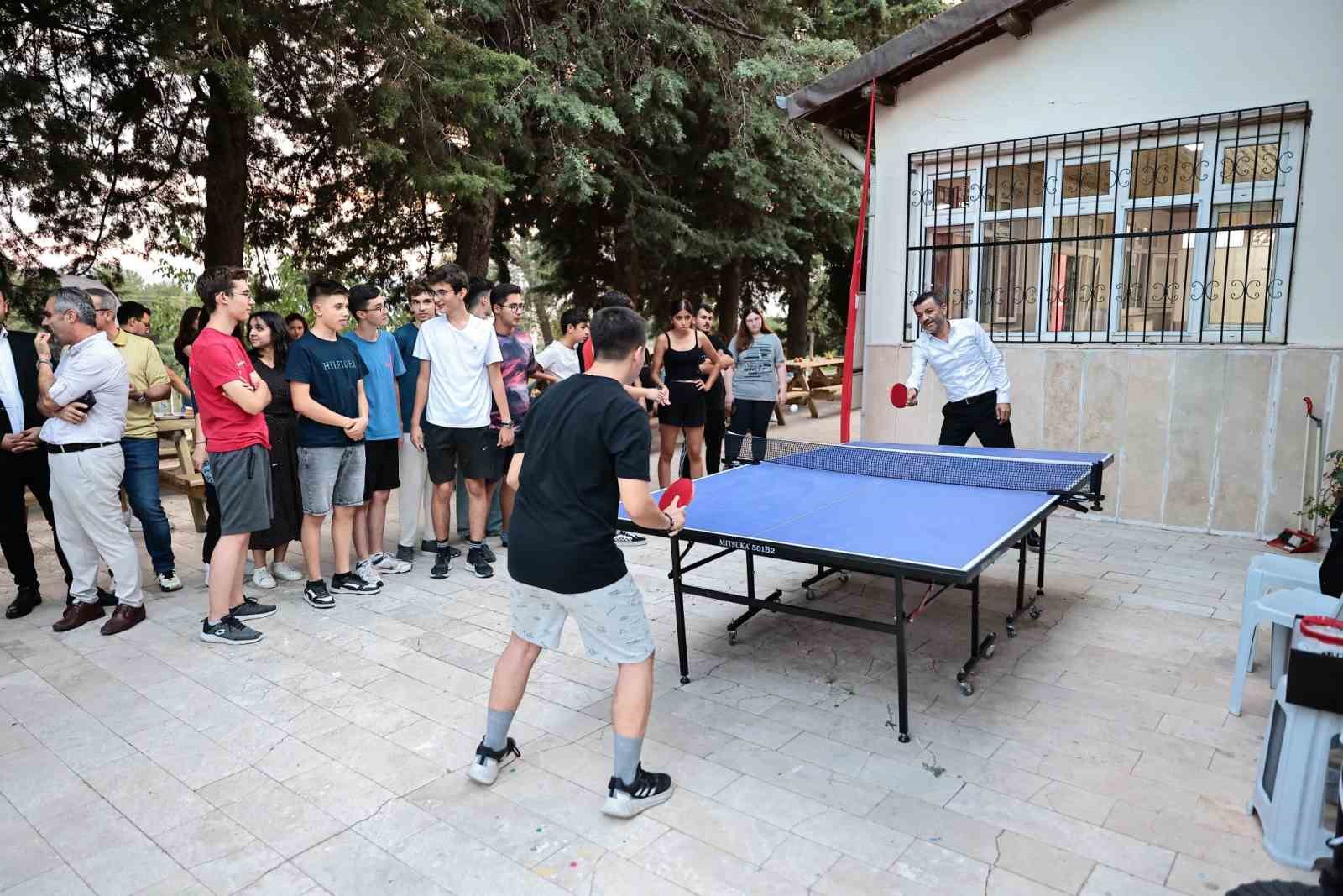 Başkan Çavuşoğlu, gençlerle halay çekti, oyun oynadı
