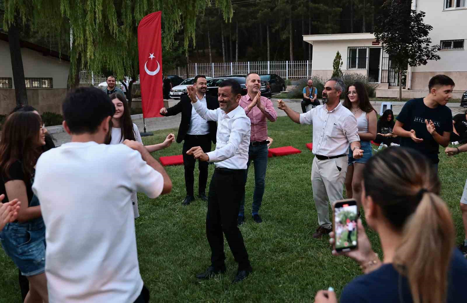 Başkan Çavuşoğlu, gençlerle halay çekti, oyun oynadı
