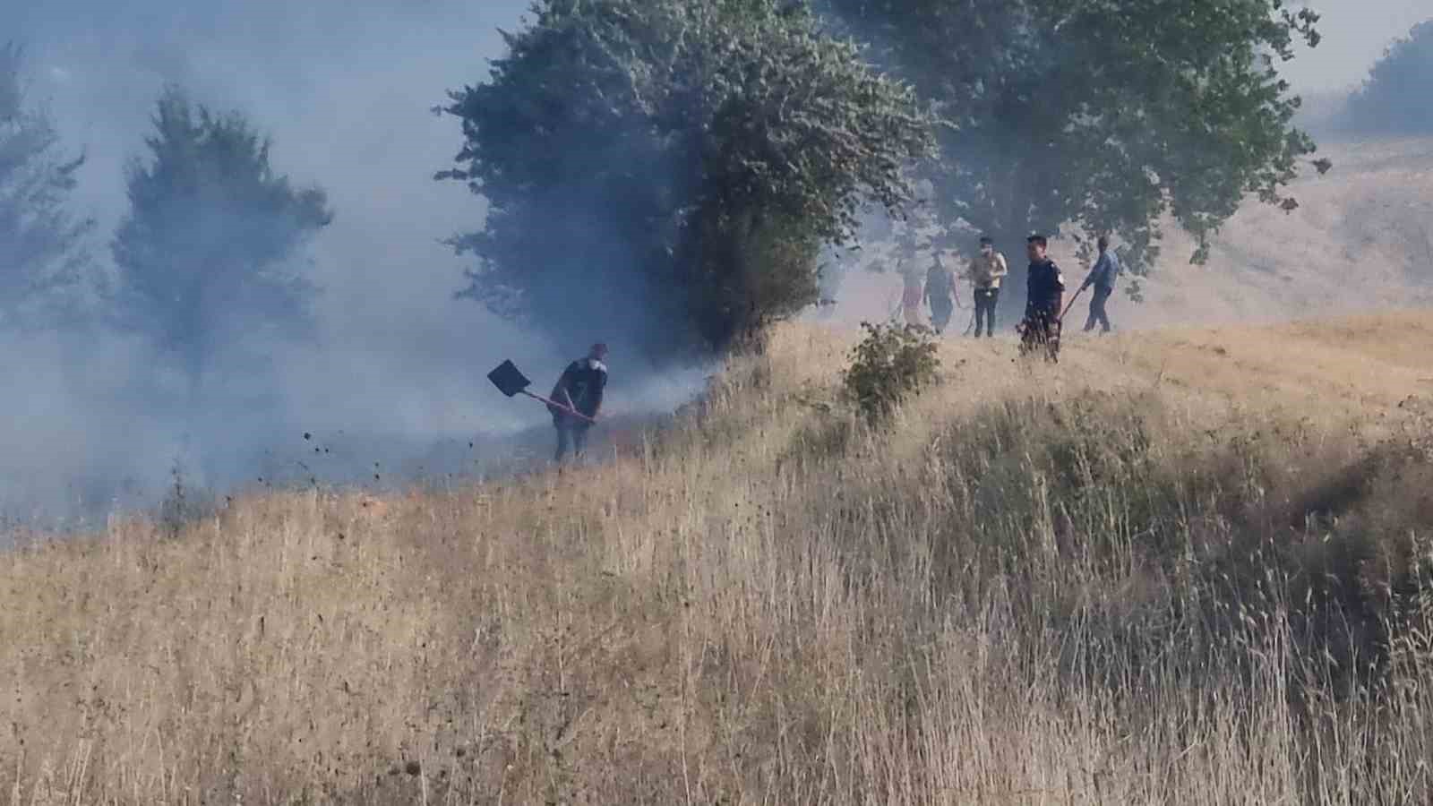 Kütahya Domaniç’teki anız yangını ekiplerin hızlı müdahalesiyle büyümeden kontrol altına alındı
