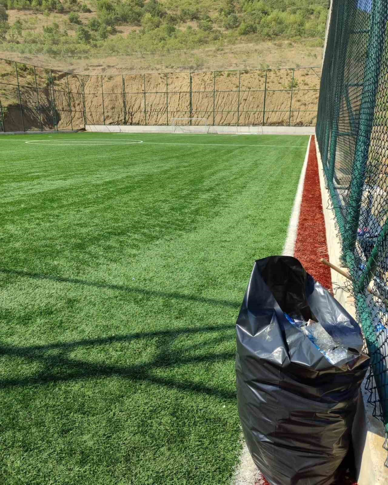 Halı saha içerisine bırakılan çöpler temizlendi
