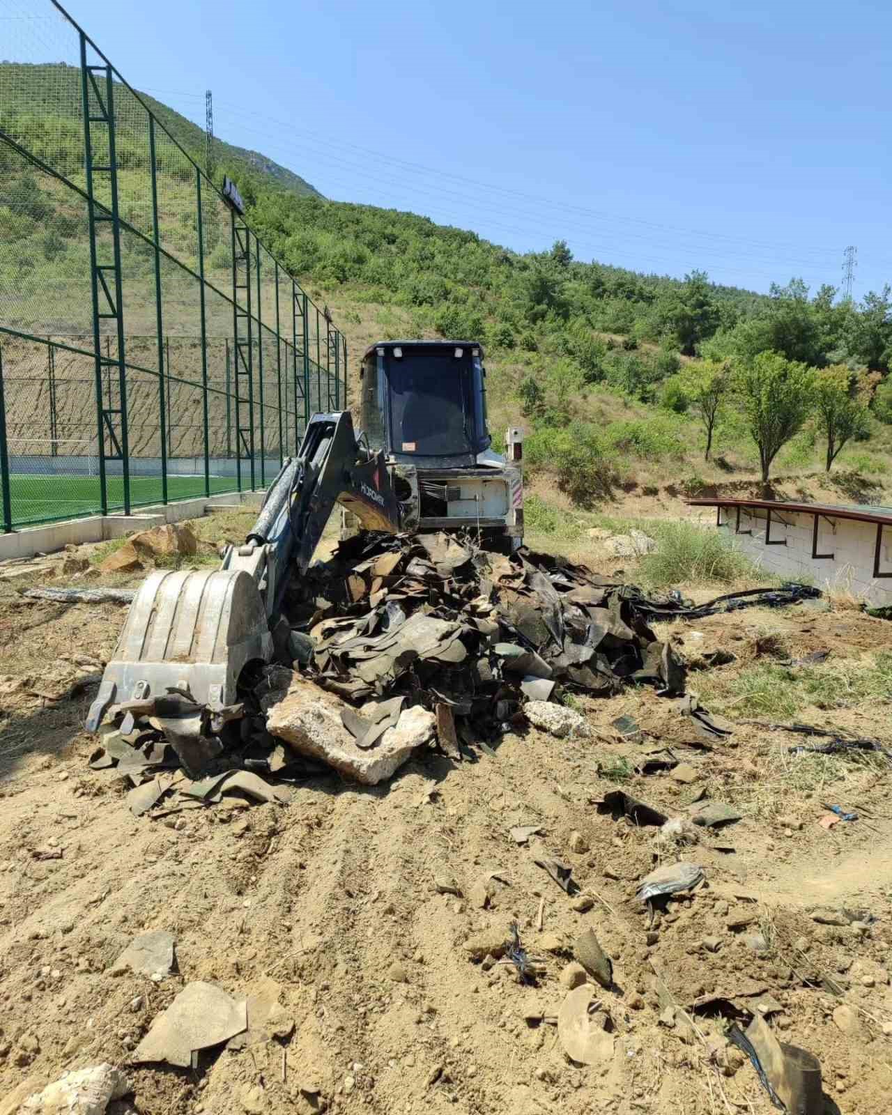 Halı saha içerisine bırakılan çöpler temizlendi
