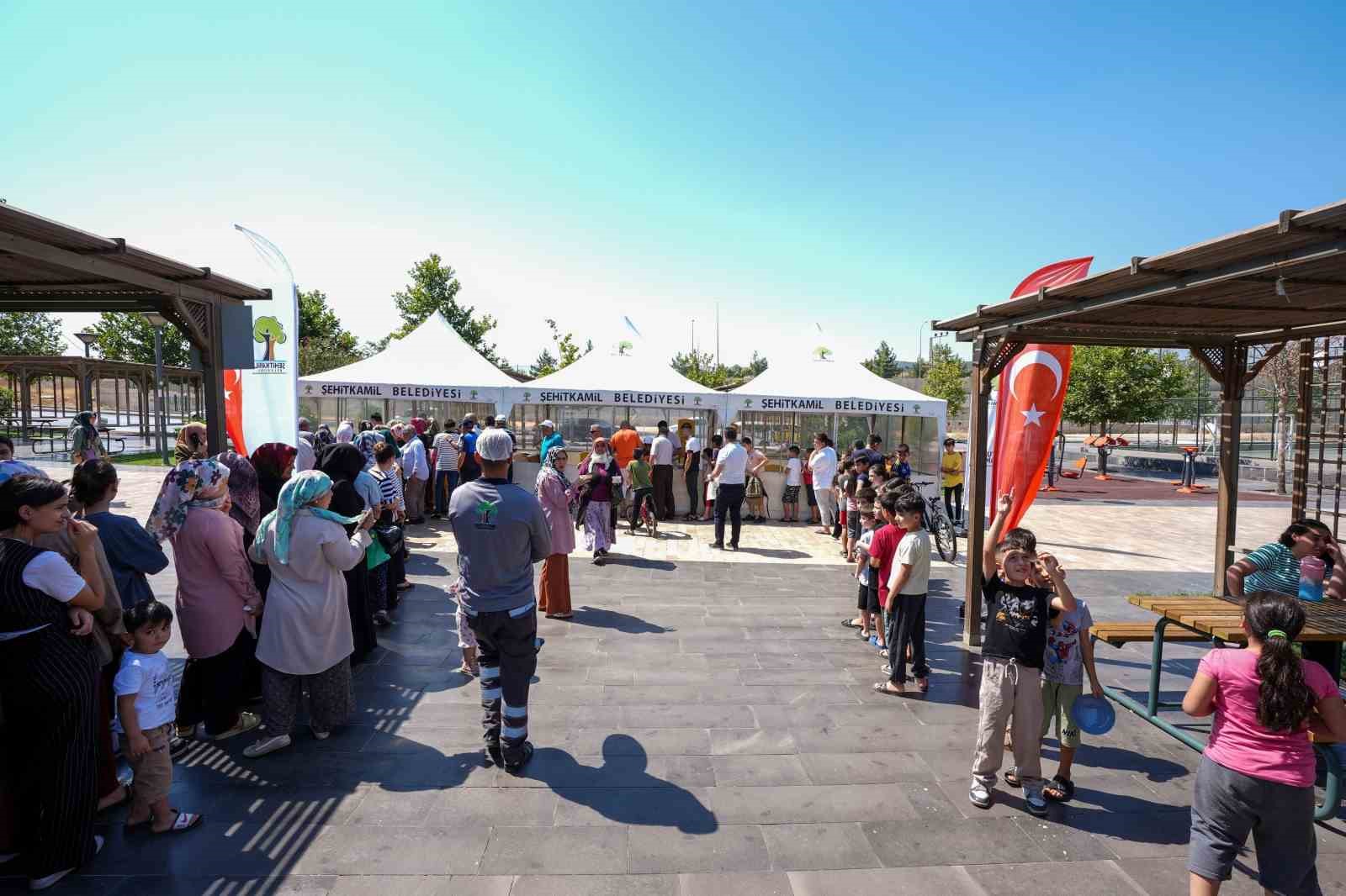 Şehitkamil Belediyesinden aşure ikramı
