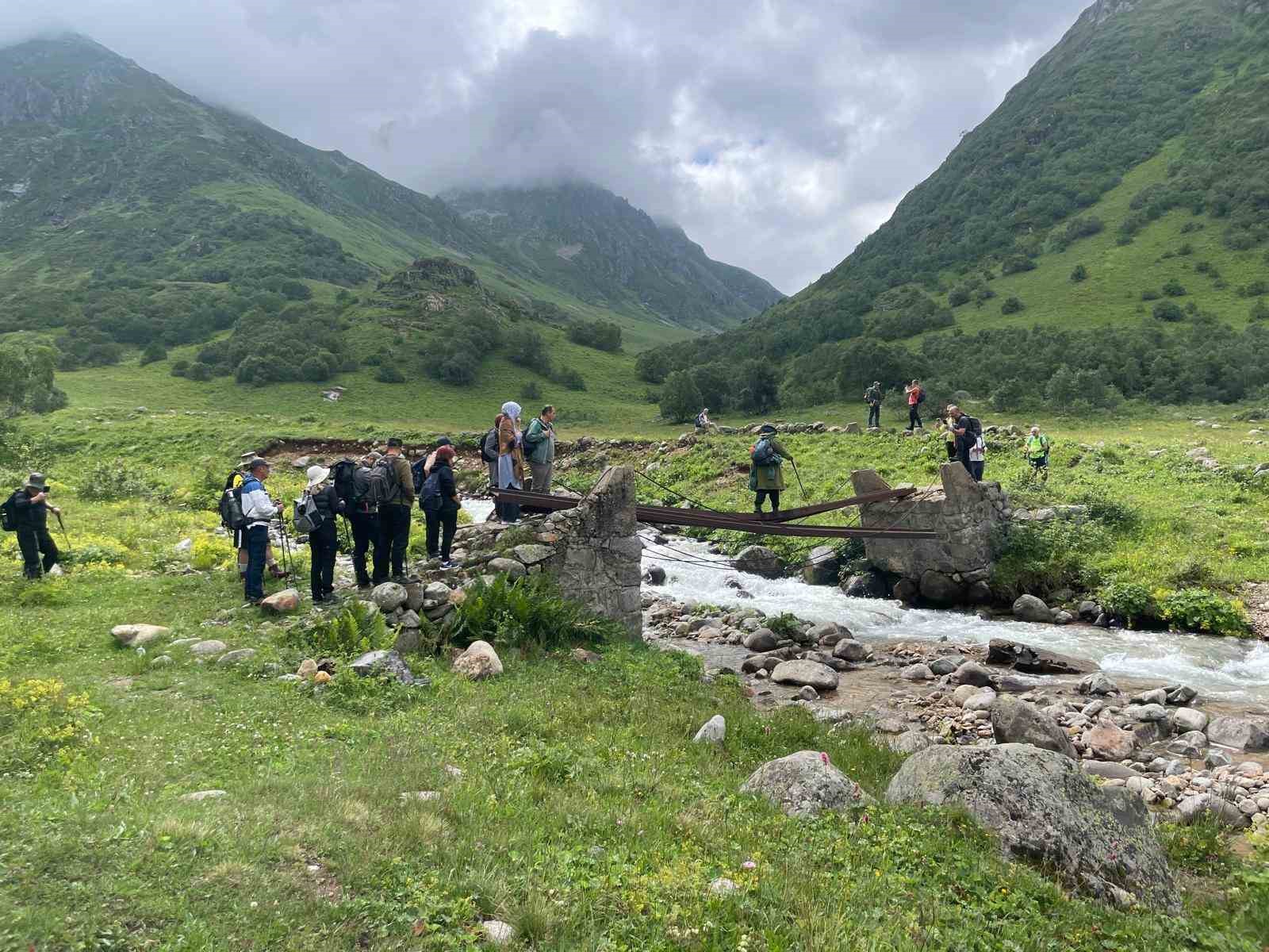 Nefes kesen manzarada yorulmadan yürüdüler
