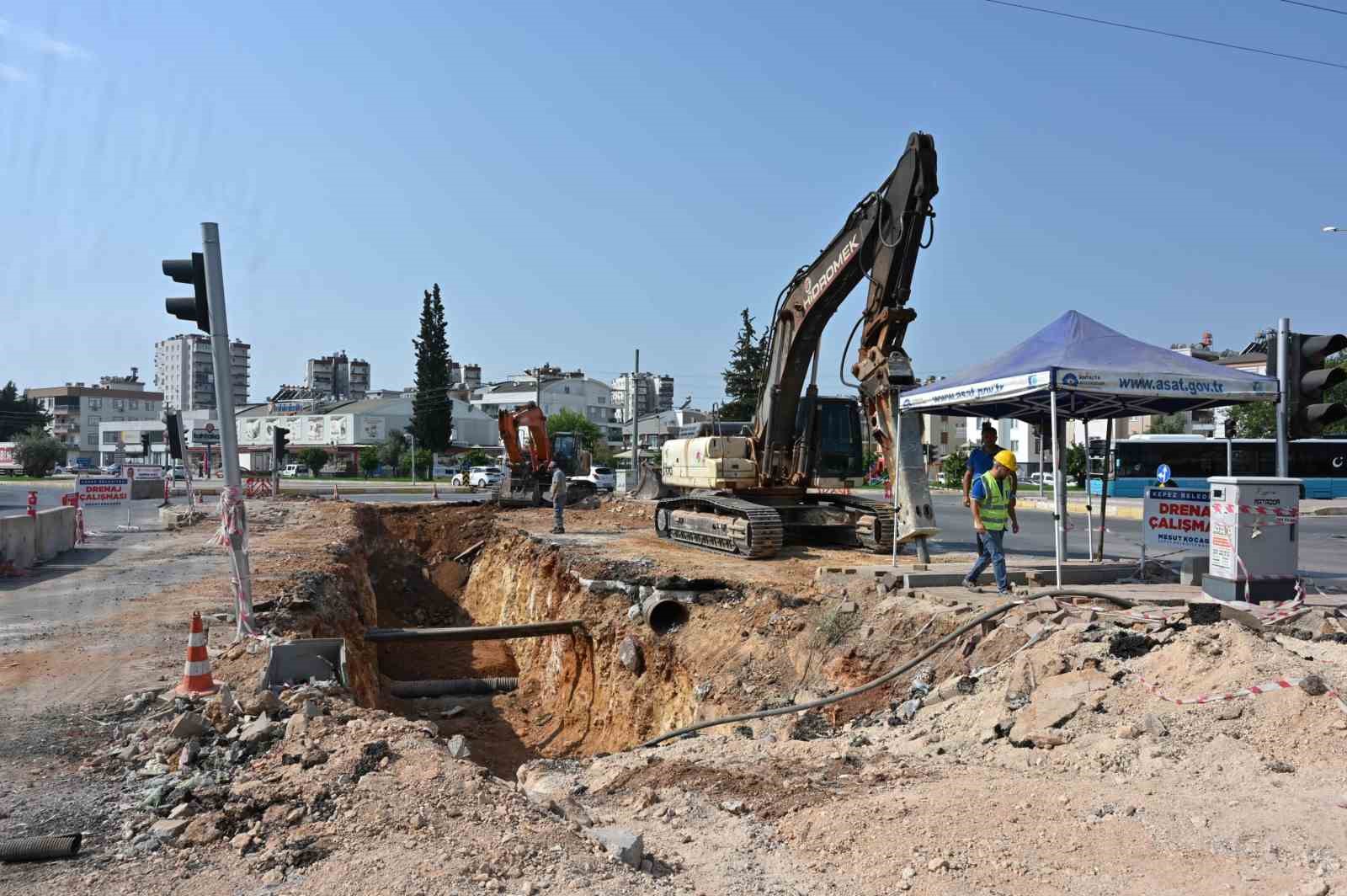 Kepez, Büyükşehir ile birlikte ilçenin yağmur suyu sorununu çözüyor
