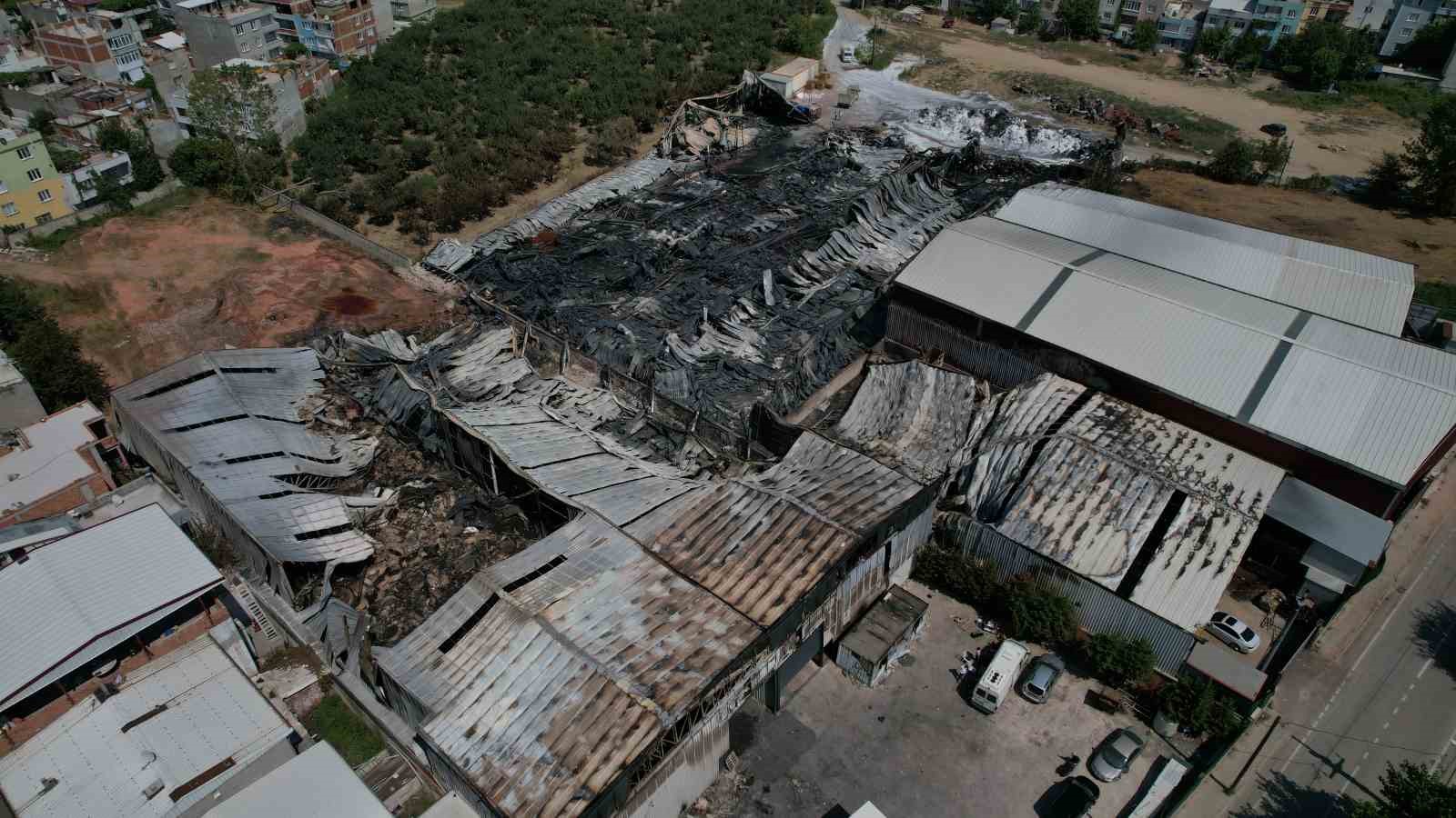 Hurdalar milyonluk fabrikaları küle çevirdi
