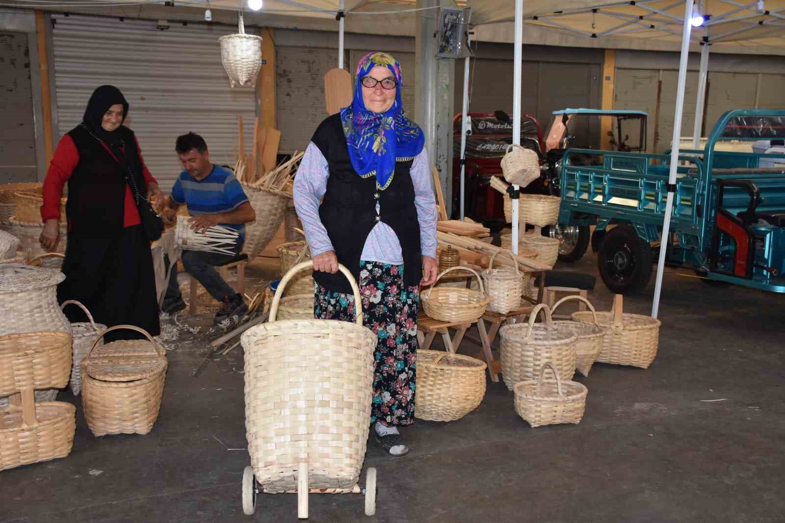 Dede ve babasından öğrendiği sepetçilik mesleğini 40 yıldır sürdürüyor
