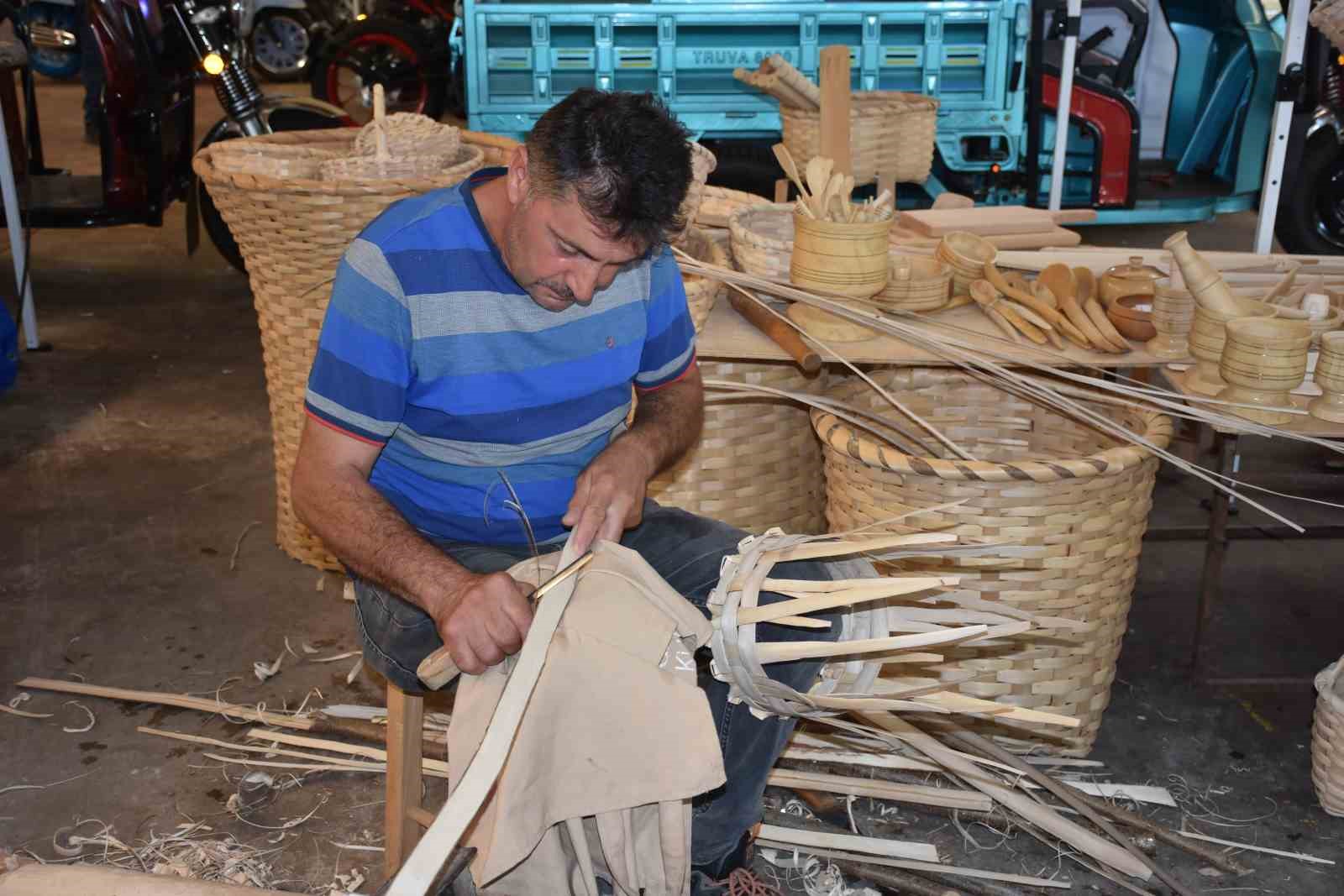 Dede ve babasından öğrendiği sepetçilik mesleğini 40 yıldır sürdürüyor
