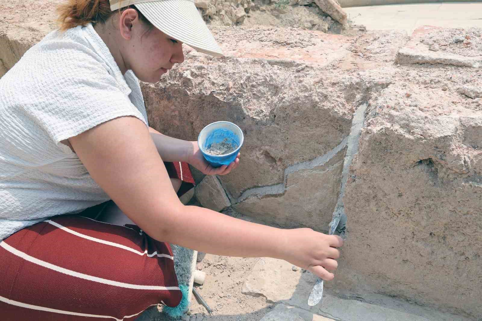 45 derece sıcaklıkta iğne ile tarih kazıyorlar
