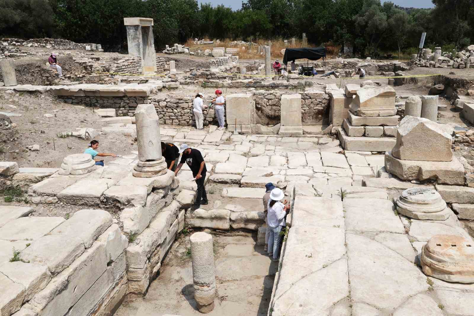 45 derece sıcaklıkta iğne ile tarih kazıyorlar
