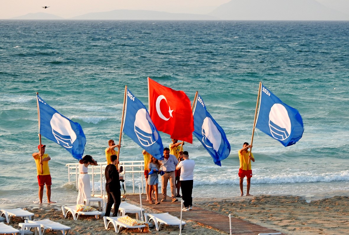 Dünyaca ünlü Ilıca Plajı’na üst üste 5. kez mavi bayrak
