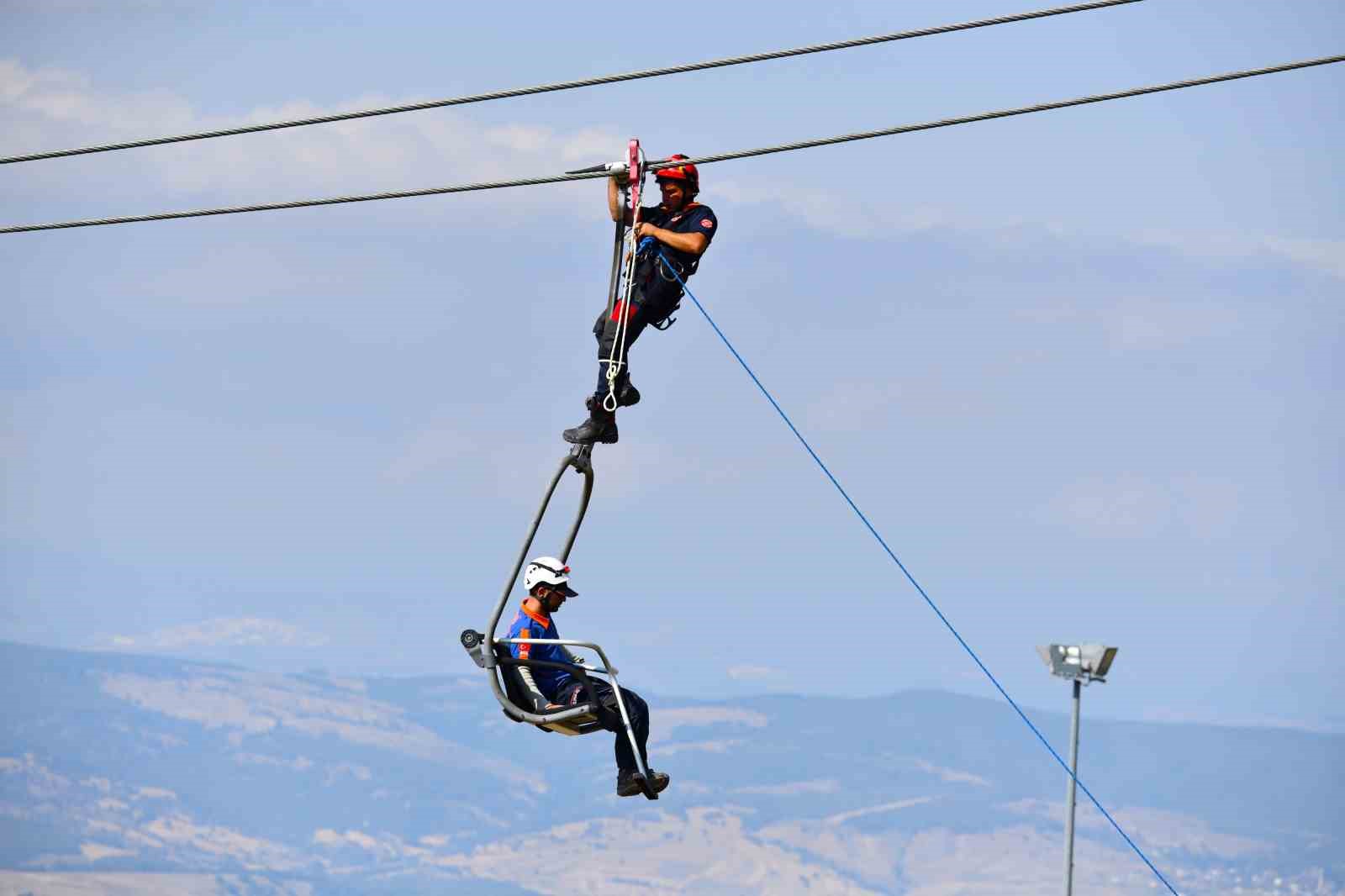 Kayak merkezi teleferiğinde kurtarma tatbikatı
