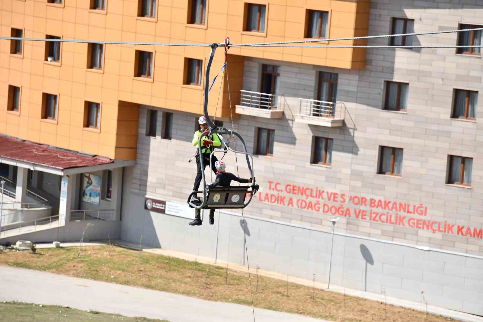 Kayak merkezi teleferiğinde kurtarma tatbikatı
