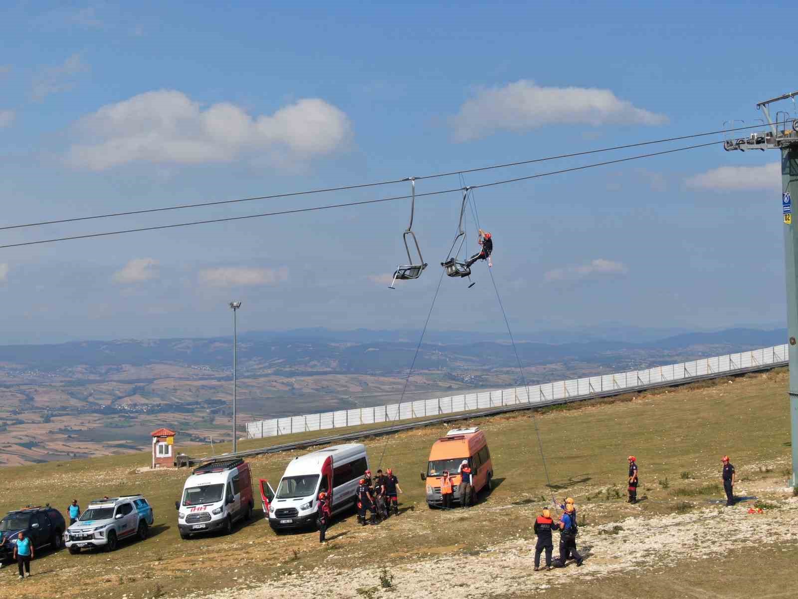 Kayak merkezi teleferiğinde kurtarma tatbikatı
