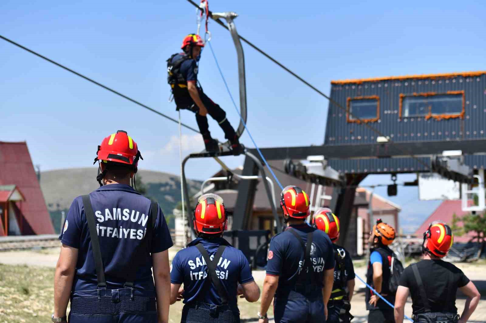 Kayak merkezi teleferiğinde kurtarma tatbikatı
