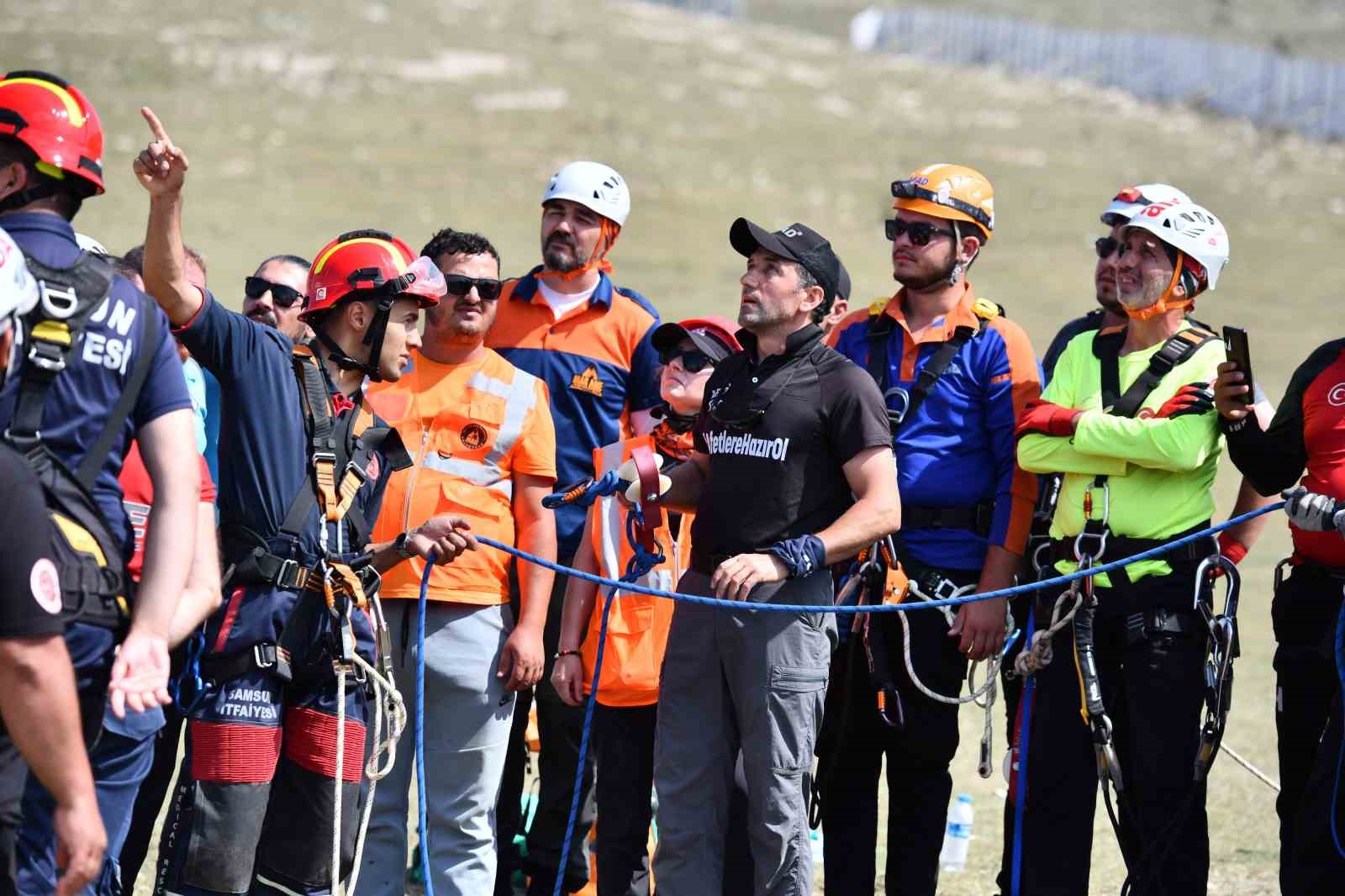 Kayak merkezi teleferiğinde kurtarma tatbikatı
