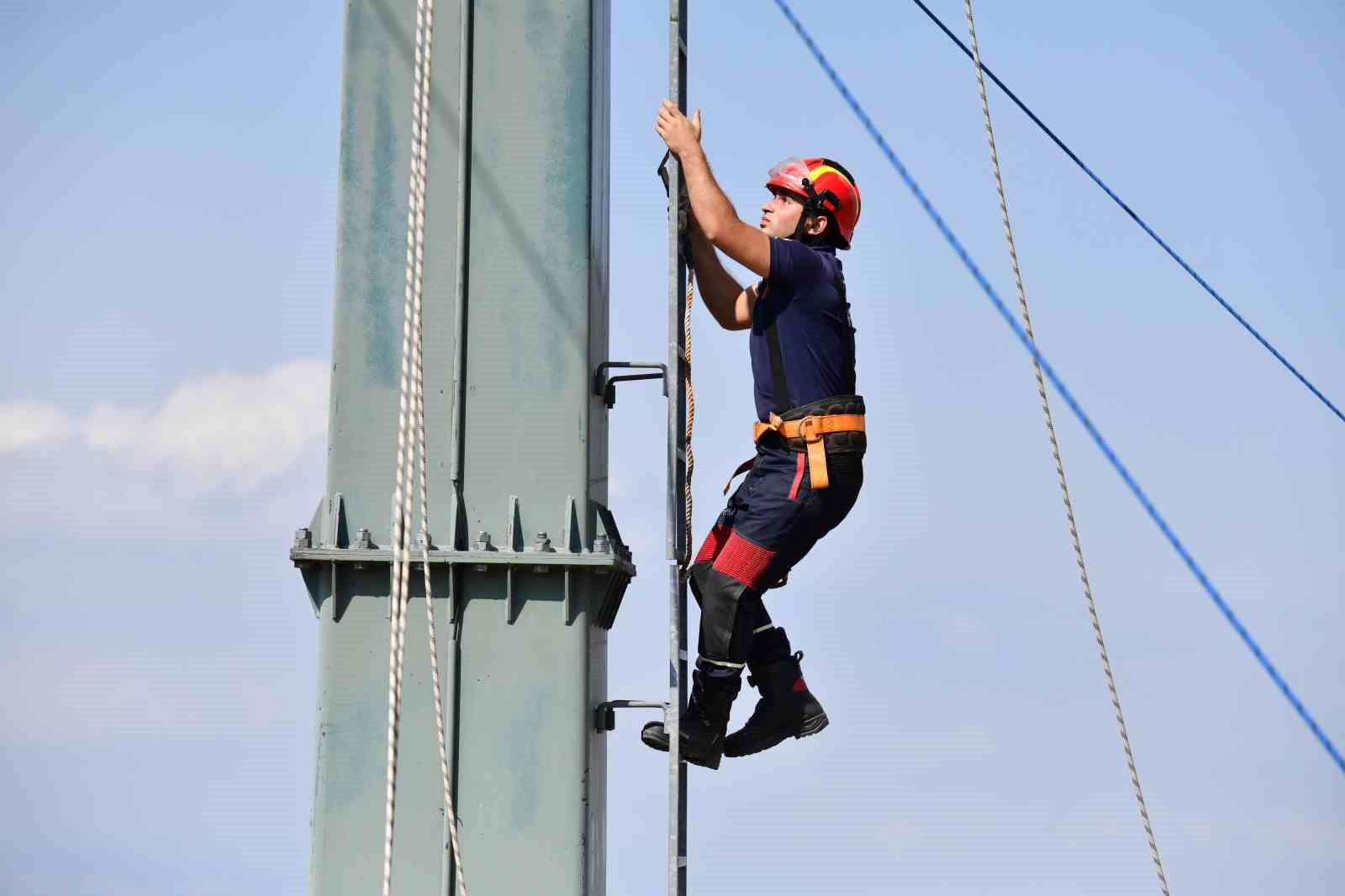 Kayak merkezi teleferiğinde kurtarma tatbikatı
