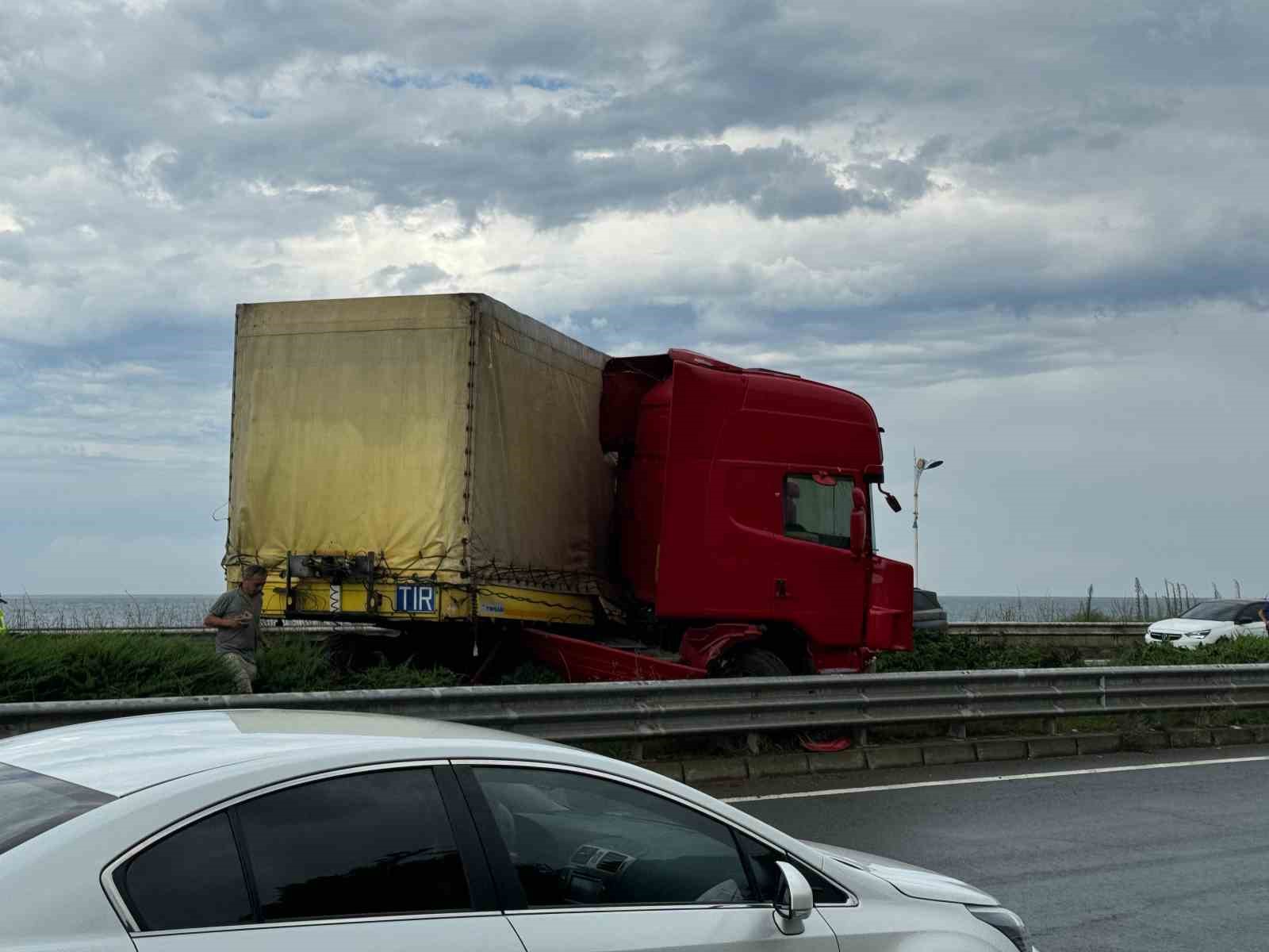 Rize’de tır orta refüje çıktı: 1 yaralı
