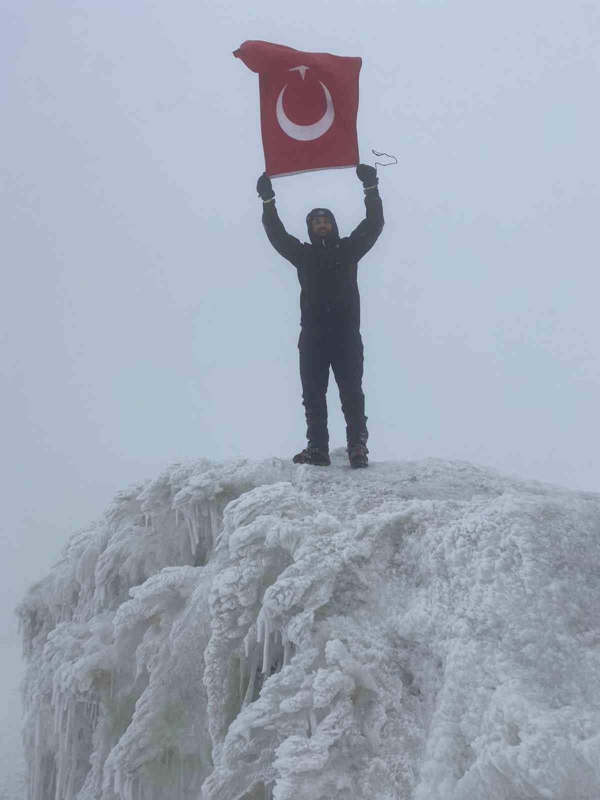 Sökeli dağcılar Ağrı Dağı’nın zirvesinde
