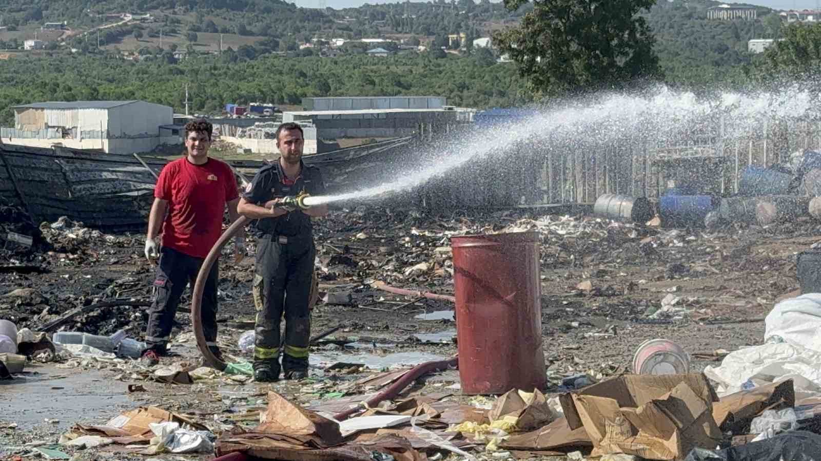 Geri dönüşüm deposunda çıkan yangın yarım saatte söndürüldü
