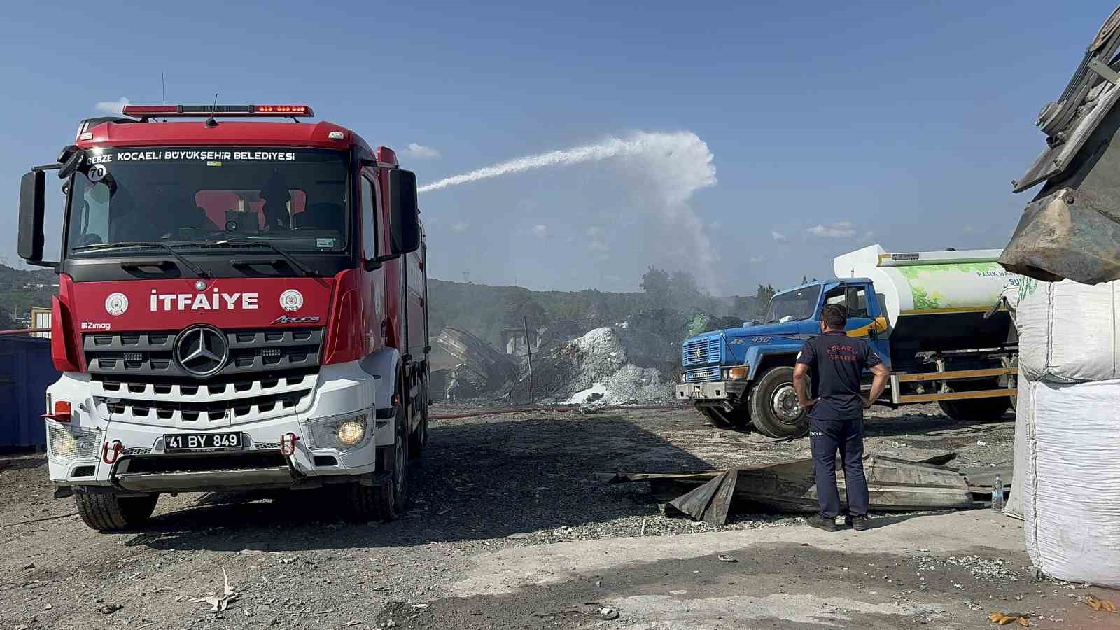 Geri dönüşüm deposunda çıkan yangın yarım saatte söndürüldü
