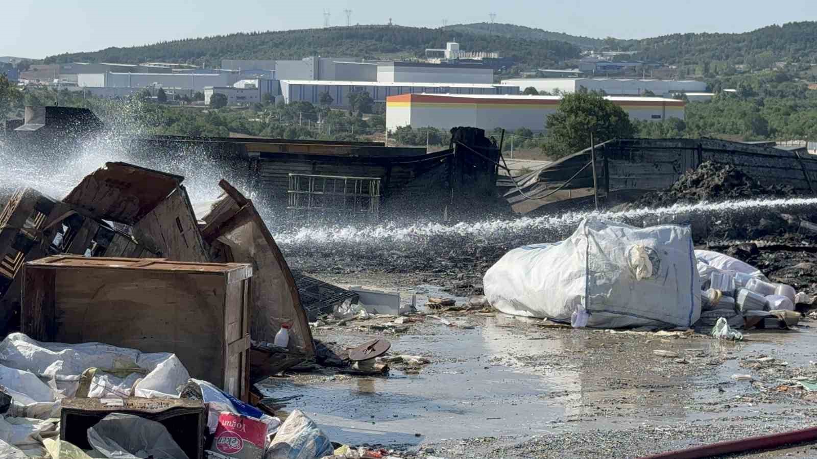 Geri dönüşüm deposunda çıkan yangın yarım saatte söndürüldü
