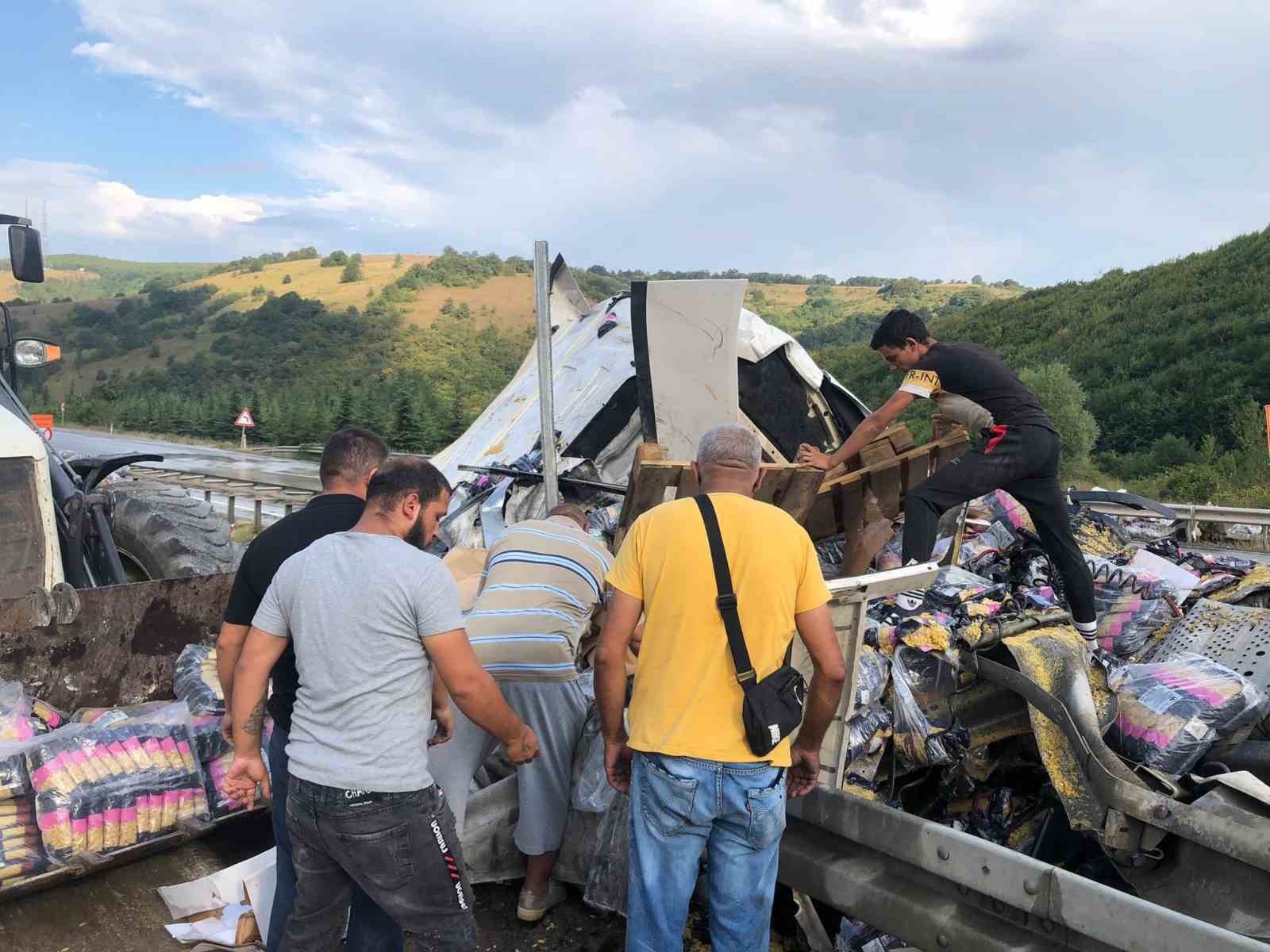 Samsun’da makarna yük tır devrildi
