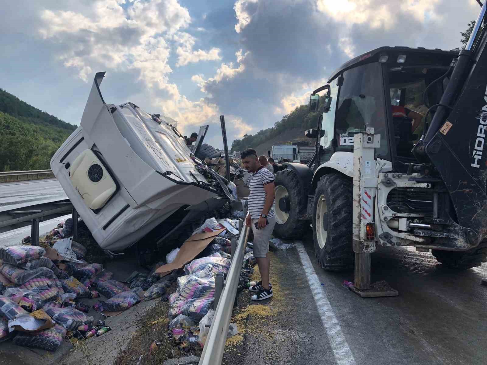 Samsun’da makarna yük tır devrildi
