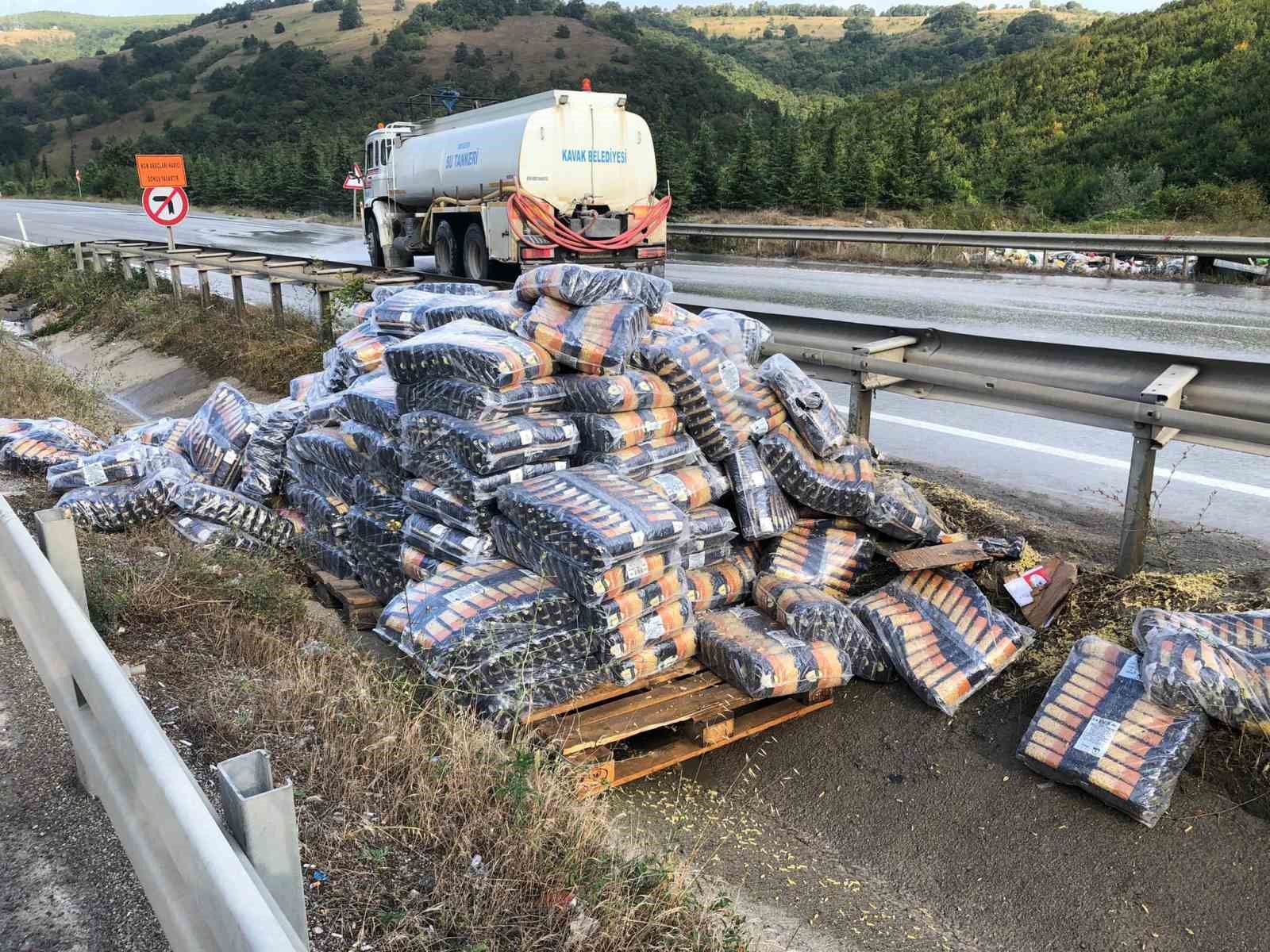 Samsun’da makarna yük tır devrildi
