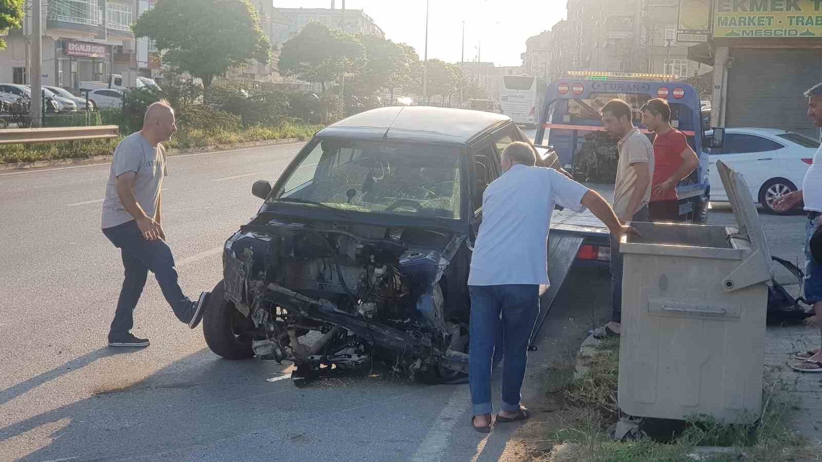 Bariyere çarpan otomobilin motoru fırladı
