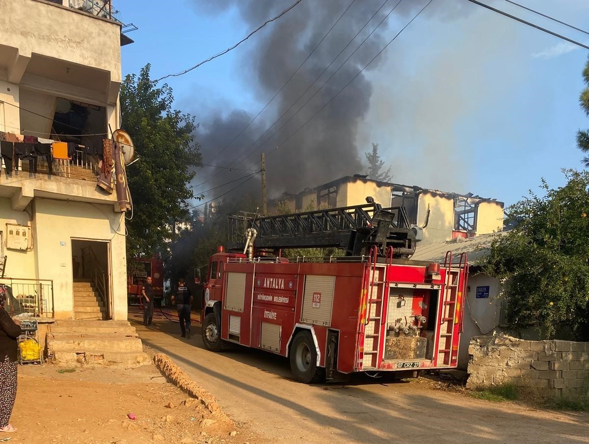 Pazar alışverişine giden baba ve oğlunun evleri küle döndü
