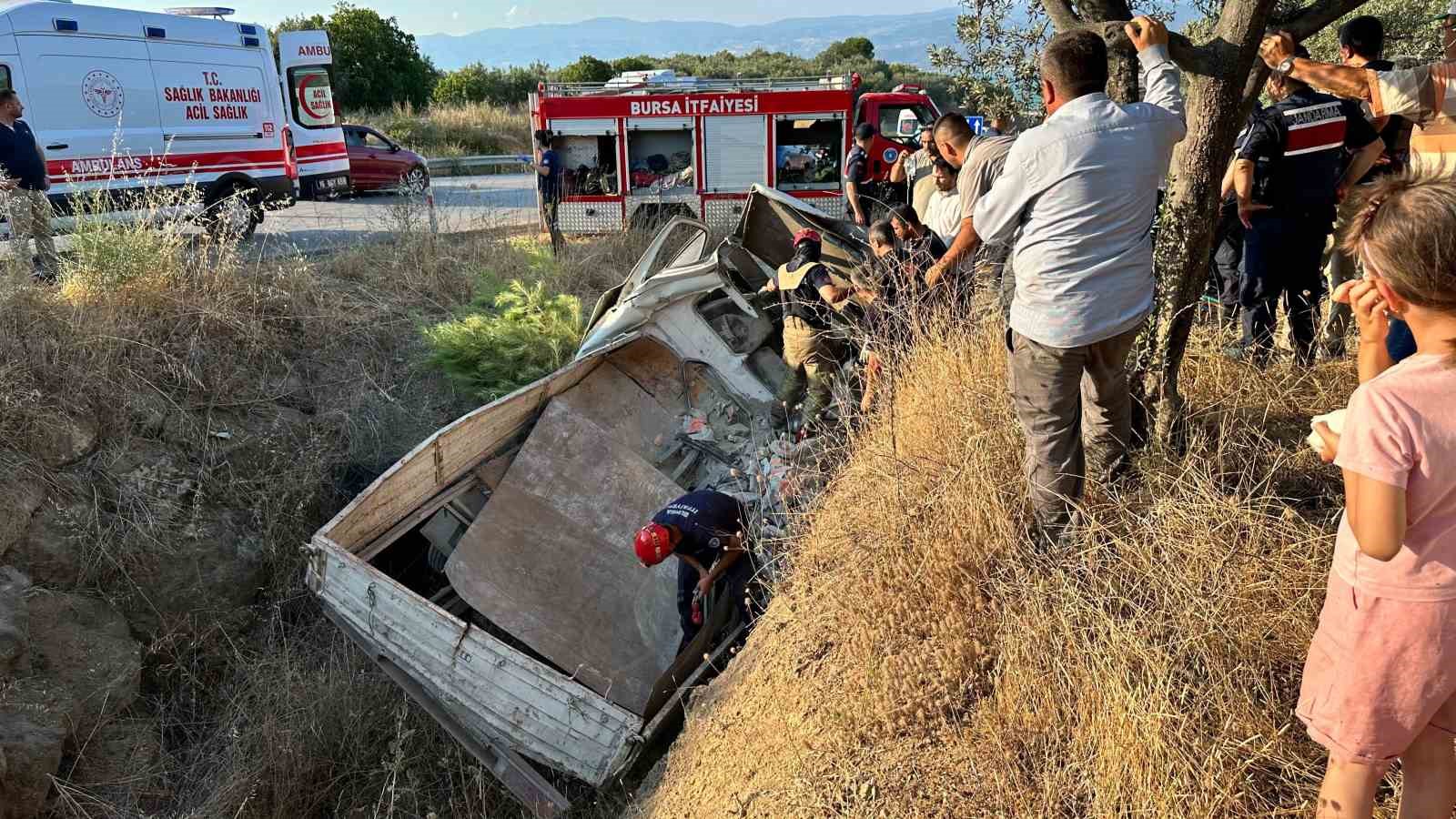 Devrilen kamyonette sıkışan 2 kişiyi itfaiye kurtardı
