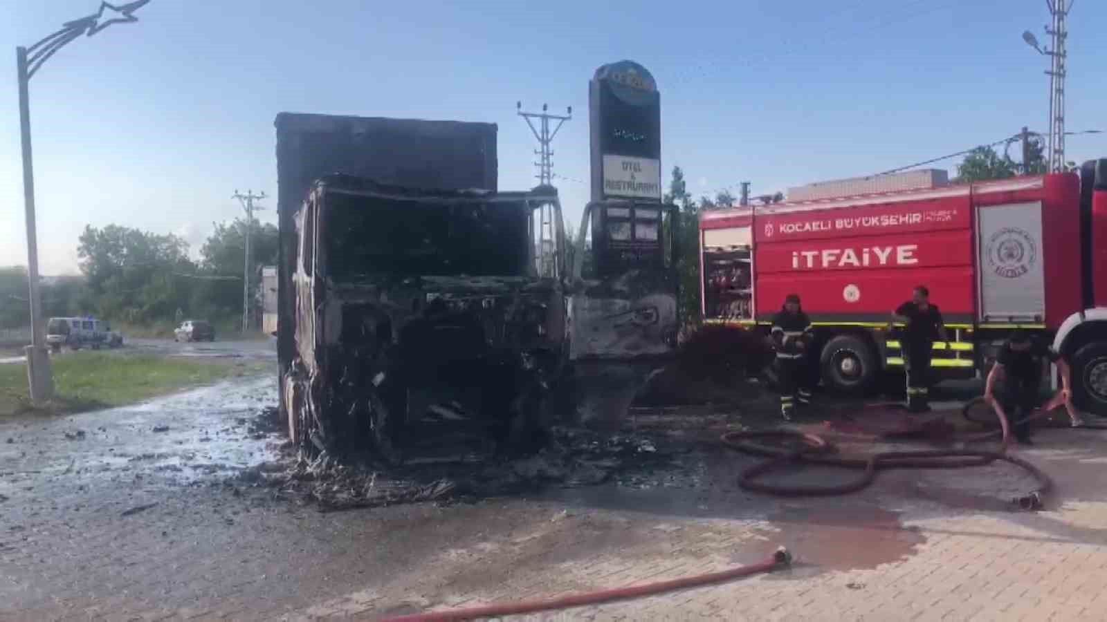 Alev alev yanan tırdan geriye iskeleti kaldı
