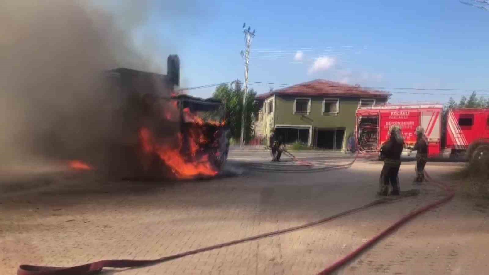 Alev alev yanan tırdan geriye iskeleti kaldı
