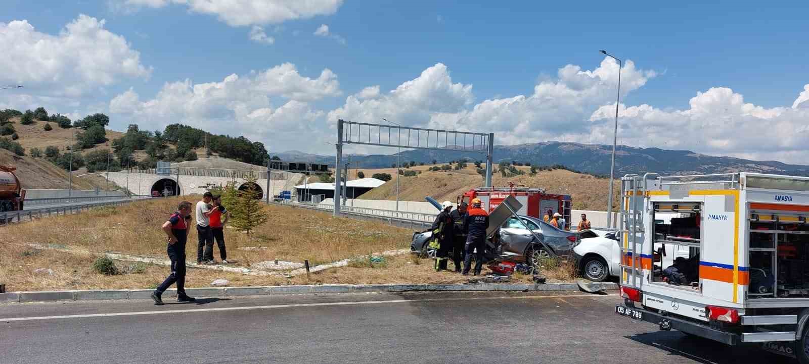 Amasya’da otomobil ile hafif ticari araç çarpıştı: 6 yaralı
