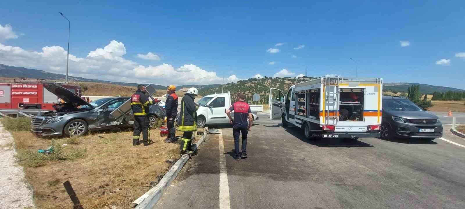 Amasya’da otomobil ile hafif ticari araç çarpıştı: 6 yaralı
