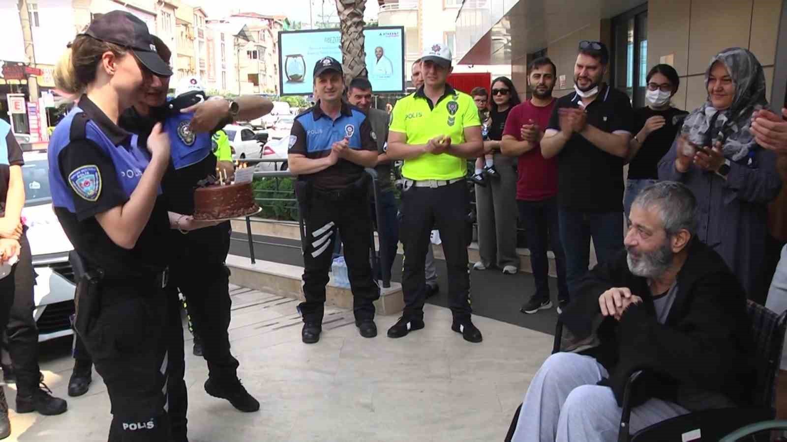 Mesai arkadaşlarının pasta ile hastanede destekte bulunduğu polis memuru hayatını kaybetti
