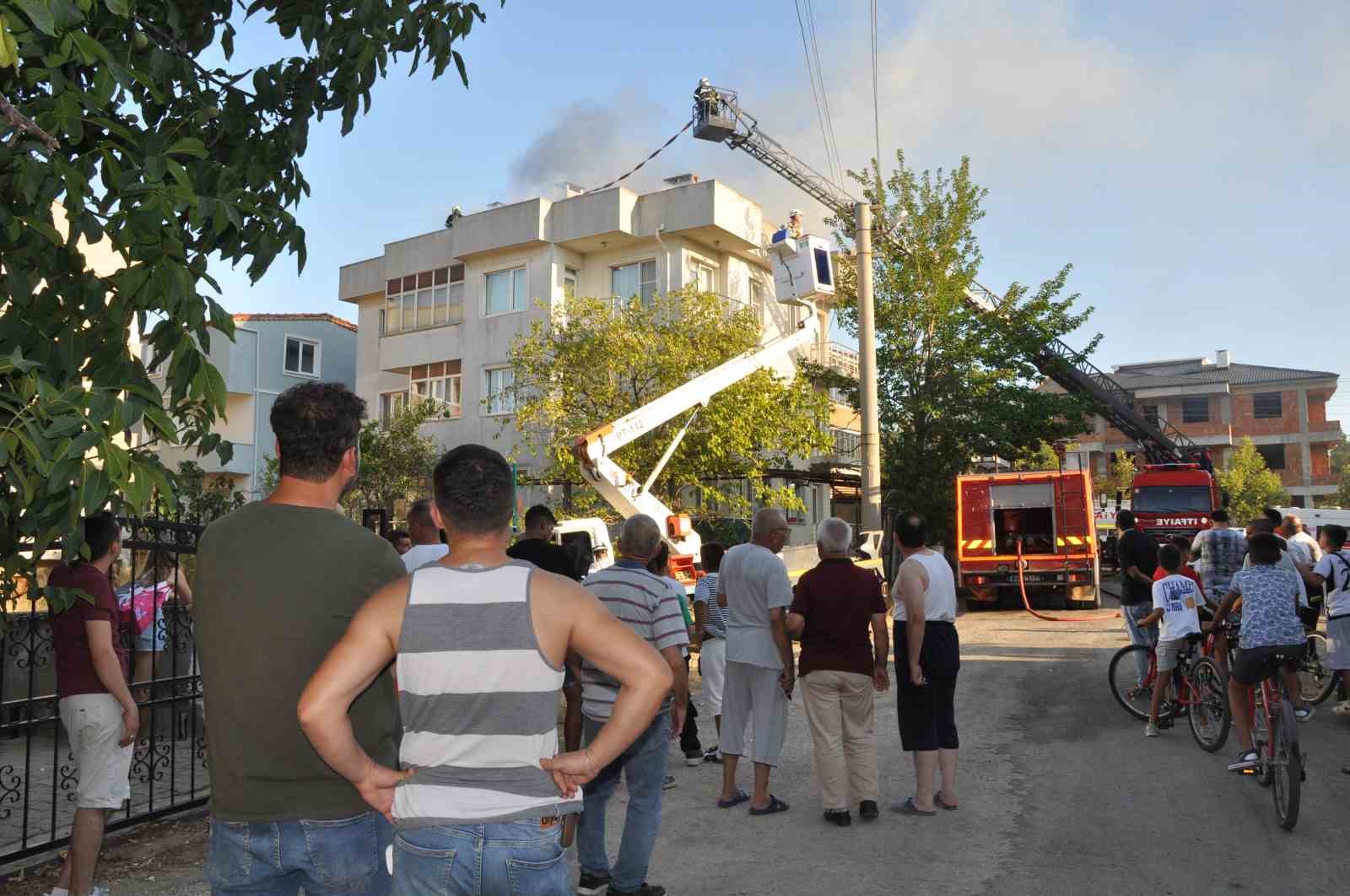 Sağlık personeli yangını izleyenleri “Dumandan kaçın, zehirleneceksiniz” anonsuyla dağıttı
