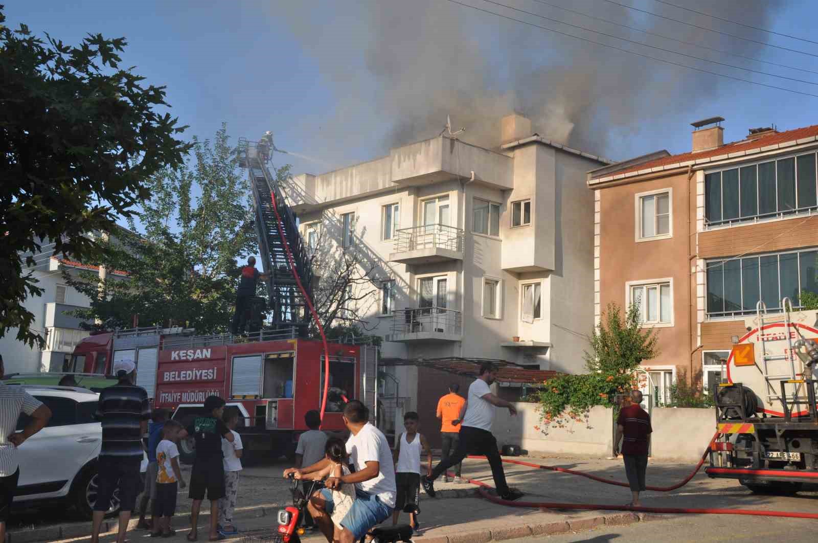 Sağlık personeli yangını izleyenleri “Dumandan kaçın, zehirleneceksiniz” anonsuyla dağıttı
