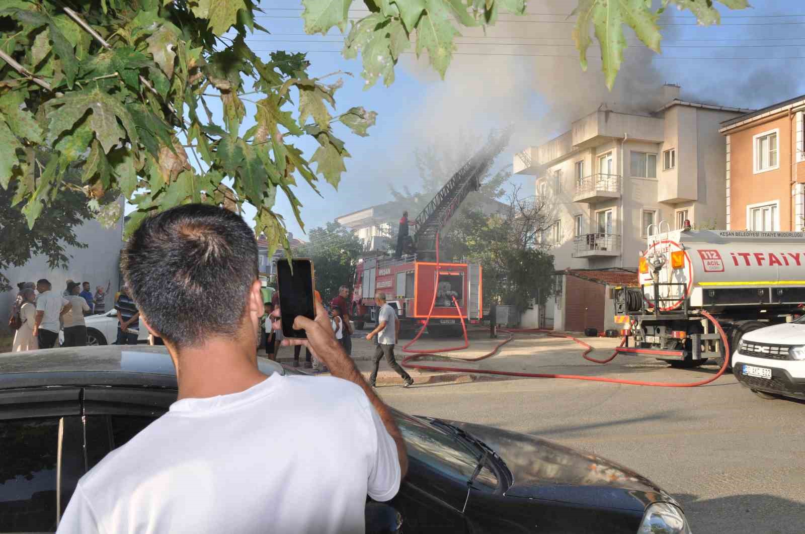 Sağlık personeli yangını izleyenleri “Dumandan kaçın, zehirleneceksiniz” anonsuyla dağıttı
