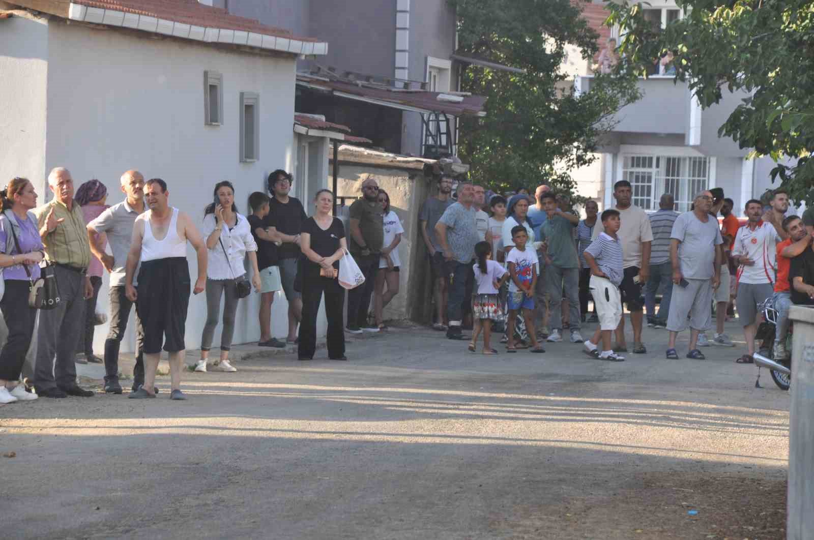 Sağlık personeli yangını izleyenleri “Dumandan kaçın, zehirleneceksiniz” anonsuyla dağıttı
